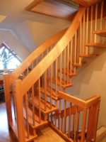 Moderne Wangenbolzentreppe in Buche 1.JPG